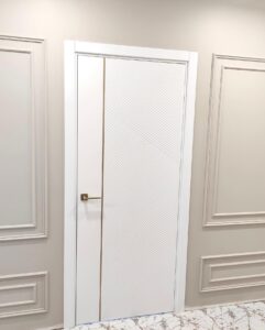 Estet Tetra Molding Extra 2B RAL9016 festett beltéri ajtó üveg nélküliarany díszbetéttel! - Tetra Molding 2 1 241x300